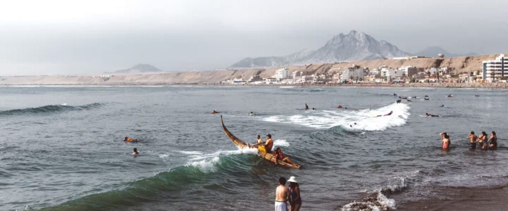 Apprendre le surf au Pérou, à Huanchaco